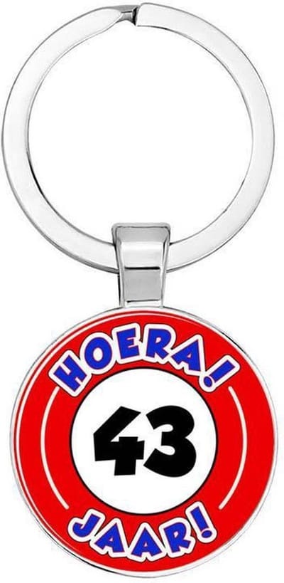 Akyol - Hoera 43 jaar Sleutelhanger - Verjaardag - Jarige job - Leuke kado voor iemand die bijna jarig is - 2,5 x 2,5 CM