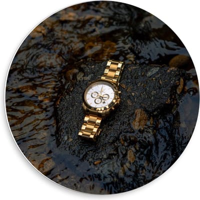 Forex Wandcirkel - Goude Horloge op Waterige Steen - 50x50cm Foto op Wandcirkel (met ophangsysteem)