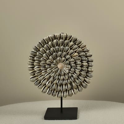Blitzdeco - Schelpen Decoratie - Lara - Handgemaakt - Beige en Grijs - Op Standaard