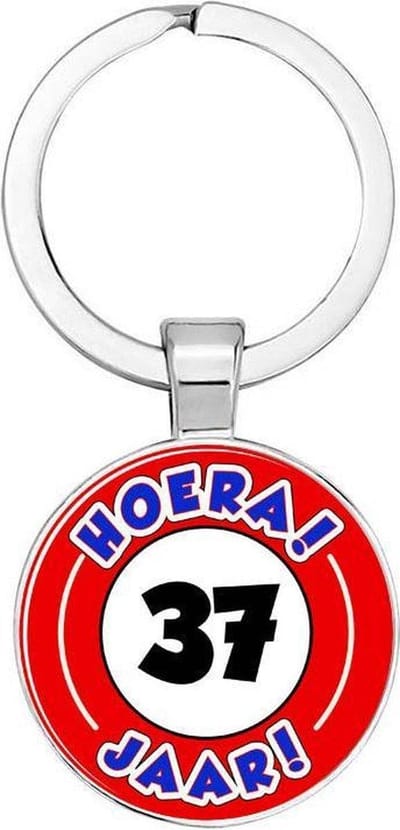 Akyol - Hoera 37 jaar Sleutelhanger - Verjaardag - Jarige job - Leuke kado voor iemand die bijna jarig is - 2,5 x 2,5 CM