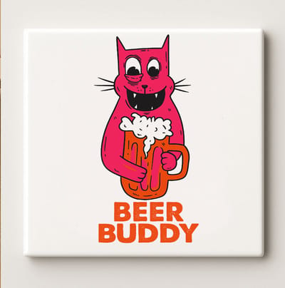 Beer Buddy Grappige Kat Tegel 15x15cm – Humoristische Wanddecoratie voor Bar, Keuken of Mancave, Perfect Cadeau voor Bierliefhebbers