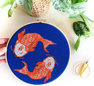 Koi Karper Borduurpakket met variagated garen - Compleet pakket inclusief blauwe stof, DMC borduurgaren, Borduurring, kleuren telpatroon en naald - dieren borduurpakket