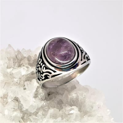 Edelstaal ovale zegelring met Amethist edelsteen maat 22. Mooie bewerkt zijkant zwart stoer motief coating bieden geweldige touch sensatie ziet stoer en charmant uit, deze ring is prachtig als cadeau of zelf te verwennen.