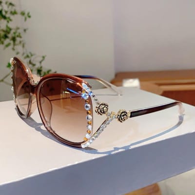 Dames UV-bestendige metalen zonnebril met ingelegde diamanten, stijl, gepersonaliseerde modieuze outfit, lichte luxe zonnebril [Source Factory Straight Hair]