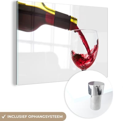 MuchoWow® Glasschilderij 120x80 cm - Schilderij acrylglas - Rode wijn die in een wijnglas wordt gegoten - Foto op glas - Schilderijen