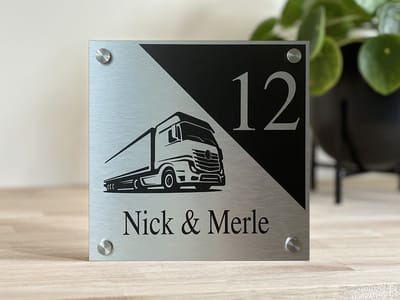 Naambordje / huisnummer Voordeur | Vrachtwagen | 20x20cm | rvs-look | RVS afstandhouders