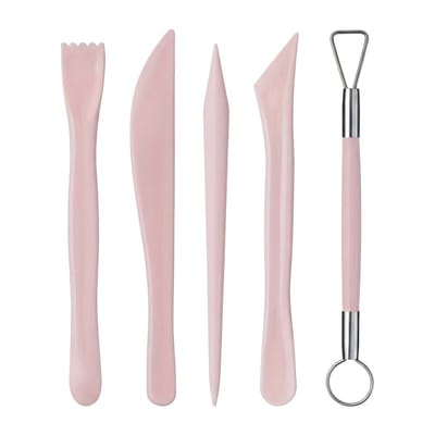 Roze kunststof kleimessen set 5 delig – boetseer gereedschap voor klei en aardewerk – dubbele uiteinden met metalen lus en diverse snij vormen – geschikt voor beginners en gevorderden
