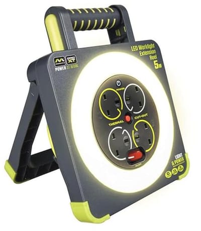 Led-werklamp met vier stopcontacten, uitklapbare standaard en 5 meter kabel
