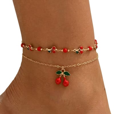 Goudkleurig enkelbandje voor dames – dubbele laag met kers hanger – rood en groen detail – sierlijk enkel sieraad – zomerse enkelketting