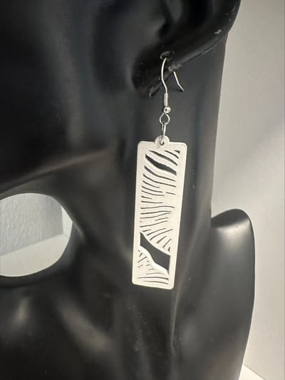 Witte houten oorbellen zonnestraal | Make up | Parfum | Moederdag | Verjaardagscadeau| Cadeautje| Valentijnsdag| Kado | sieraden | vaderdag | oorbellen | oorsieraden
