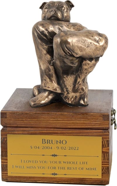 Handgemaakte urn Staffordshire Bull Terrier met hondensculptuur en gravure