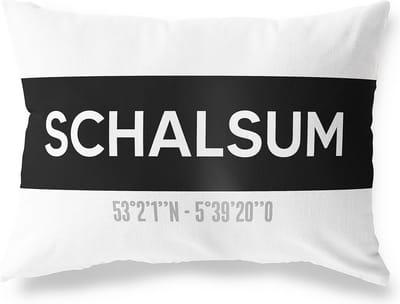 Tuinkussen SCHALSUM - FRIESLAND met coördinaten - Buitenkussen - Bootkussen - Weerbestendig - Jouw Plaats - Studio216 - Modern - Zwart-Wit - 50x30cm