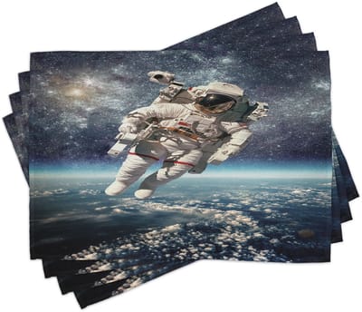 ABAKUHAUS Galaxie-placematten, een astronaut zweeft in de ruimte boven de planeet Aarde – surrealistische zwaartekrachtafbeelding, ruimtekunst, tafeldecoratie van kleurvast stof voor eetkamer en keuken, grijs-blauw