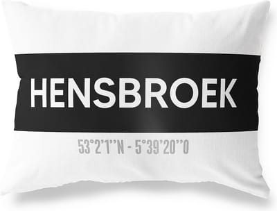 Tuinkussen HENSBROEK - NOORD-HOLLAND met coördinaten - Buitenkussen - Bootkussen - Weerbestendig - Jouw Plaats - Studio216 - Modern - Zwart-Wit - 50x30cm