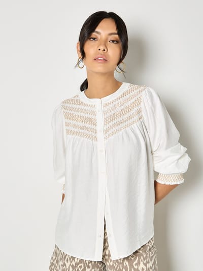 Blouse met golvend borduursel en smockwerk
