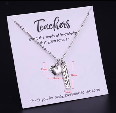 Akyol - Ketting teachers - Ketting - Zilverkleurig - Appel | Boek - Gift - Cadeau - ketting voor leraar - cadeau voor juf- afscheidscadeau leraar - kerst cadeau voor lerares -juffendag cadeau