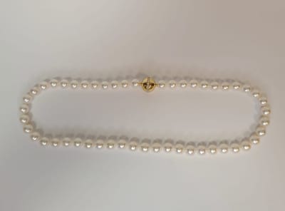 Schitterend parel collier – Akoya parel 8-8.5 mm - collier lengte 44 cm – met 18 karaat gouden sluiting– bajonetslot met diamant 0.36 crt. - - ketting – diamant - gewicht sluiting 3.5 gram - van €2765,= voor €1495,=