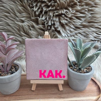 Robuust Wenstegeltje “KAK.” – 10X10CM – Humoristisch Cadeau – Trendy nu - Cadeau voor Nieuwe Woning, Housewarming of voor vriend(in) – Sfeervol en Persoonlijk – Zomaar - Wc decoratie – Decoratief Tegeltje met Standaard – Cadeau Idee