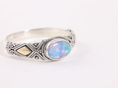 Fijne bewerkte zilveren ring met Australische opaal en 18k gouden decoraties - maat 17