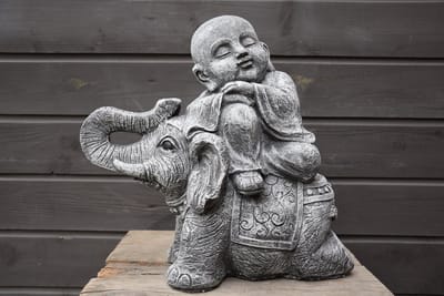 Monnik op olifant, groot en massief