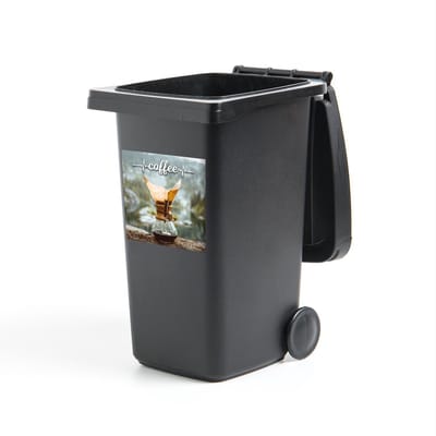 Container sticker Koffie Quotes 2 - CM - Koffie quote 'Coffee' op een achtergrond met traditionele koffie Klikosticker - 40x40 cm - kliko sticker - weerbestendige containersticker