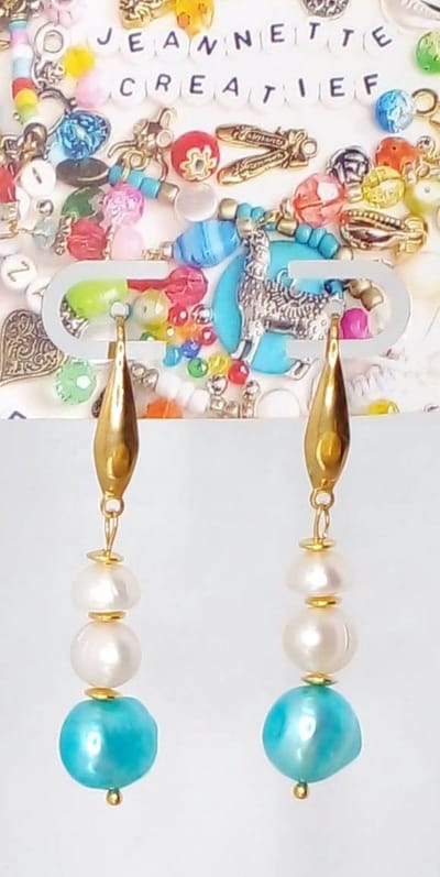 Jeannette-Creatief® - Zoetwaterparels - Turquoise Parel - Turquoise Oorbellen - Gouden Oorbellen - RVS gouden oorhaakjes - Parel oorbellen - Dames oorbellen - Oorbellen dames - Oorbellen - Sieraden - Feestdagen - Moederdag