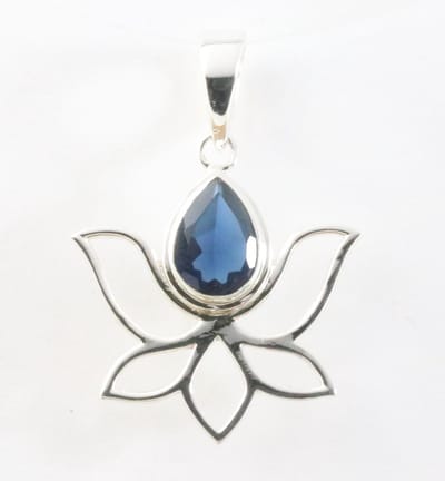 Opengewerkte zilveren lotus bloem hanger met ioliet