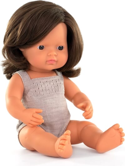 ML Poppen: POP EUROPEES BRUINHARIG MEISJE 38cm, met grijs rompertje, met vanillegeur, waterdicht, anatomisch correct, in vinyl, in geschenkdoos 11x41x22cm. Made in Spain, 10m+