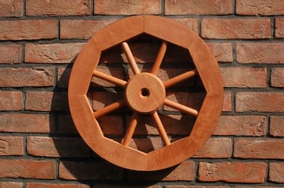 Decoratief wagenwiel - Rustiek Wiel - Tuindecoratie Buiten - Handgemaakt Massief Hout - 48 cm Diameter - Lichtbruin