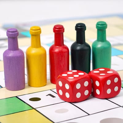 Decopatent - Houten flessen speel Pionnen Set + 2x Dobbelstenen & 5x kleuren spelpionnen - Bordspel DIY - Educatieve Dobbelstenen & Pionnen Set voor Spelletjes & Onderwijs