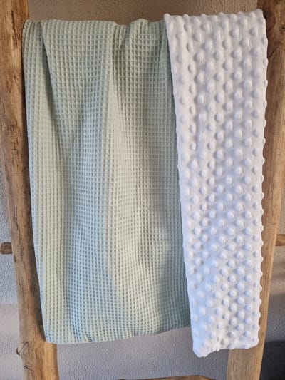 Gepersonaliseerde Baby Deken – Licht oud groen / Minky – Met Naam – Zachte Babydeken – Kinderwagen & Wieg – 100x70cm – Uniek Kraamcadeau
