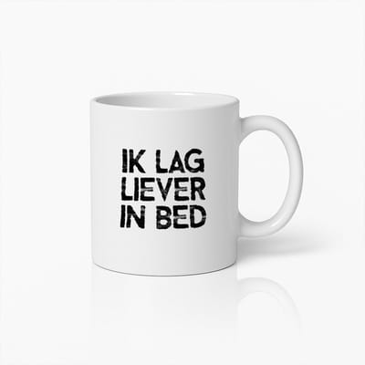 Grappige Ochtendmok – “Ik Lag Liever In Bed” – Perfect Cadeau voor Uitslapers – Witte Keramische Koffiemok – 330ml