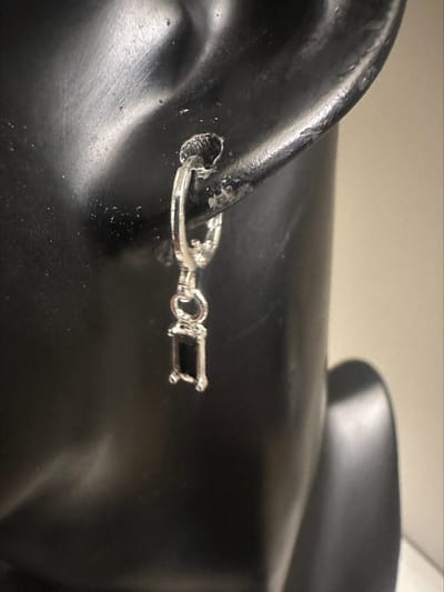 zilverkleurige oorringetjes met zwarte hanger | Make up | Parfum | Moederdag | Verjaardagscadeau| Cadeautje| Valentijnsdag| Kado | sieraden | vaderdag | oorbellen | oorsieraden