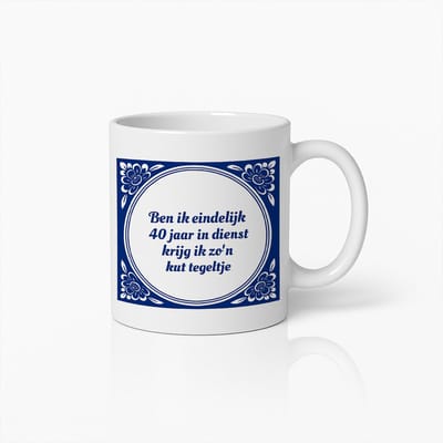 Grappige Werkjubileum Mok 330ml – “Ben ik eindelijk 40 jaar in dienst, krijg ik zo’n kut tegeltje” – Humoristische Nederlandse Beker Cadeau