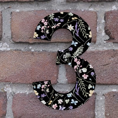 Huisnummer Arial 3 zwart met bloemen - Maat: Klein (10 cm) - zelfklevend - Huisnummerbord
