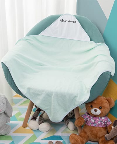 Baby Badcape met naamopdruk (Curly) Groen  | Omslagdoek | Babyhanddoek | Gepersonaliseerd Kraamcadaeau | Geboorte Meisje | Geboorte Jongen |