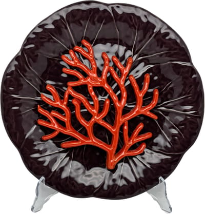 Koraal medio op een aubergine bladvormig bord, 27 cm