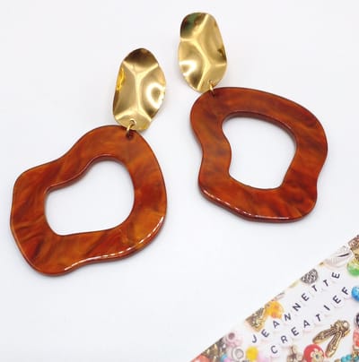 Jeannette-Creatief® - Resin - Lichtbruin Goud Organic - Bruine Oorbellen - Dames Oorhangers - Oorhangers - Gouden RVS Oorbellen - Dames Oorbellen - Oorbellen Dames - Oorbellen - Resin Oorbellen - Herfstlook