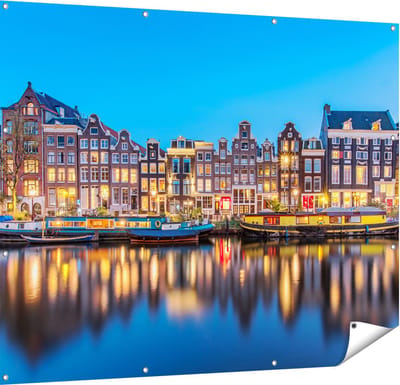 Gards Tuinposter Amsterdamse Huisjes in de Avond met Lichten - 150x120 cm - Tuindoek - Tuindecoratie - Wanddecoratie buiten - Tuinschilderij