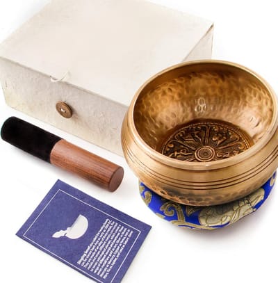 klankschaal meditatie • Handgemaakt in Bhaktapur (Nepal) • 450 g = 11,5 cm • Zen-Box • Nepalepapier – kussen klankschaal (antiek chakra-metaal) – houten klem.