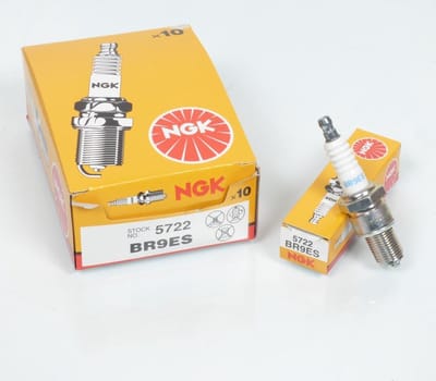 Bougie d'allumage NGK pour Moto Yamaha 125 TZR 1987 à 1992 BR9ES Neuf