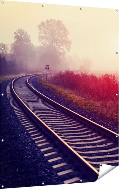 Gards Tuinposter Spoorweg Rails tijdens de Herfst met Mist - 120x160 cm - Tuindoek - Tuindecoratie - Wanddecoratie buiten - Tuinschilderij