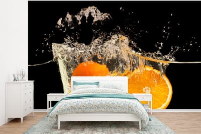 Behang - Fotobehang Sinaasappel - Stilleven - Water - Zwart - Fruit - Breedte 320 cm x hoogte 240 cm