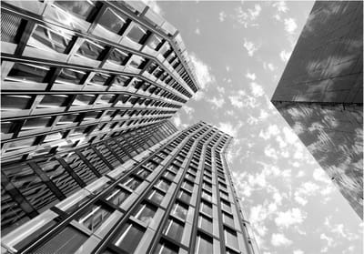 Fotobehangkoning - Behang - Vliesbehang - Fotobehang Wolkenkrabbers -  Reach for the Sky - 300 x 210 cm