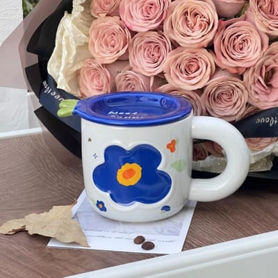 Mug avec couvercle avec sens du design d'apparence élevé Tasse à eau pour la maison pour filles et étudiants Tasse Tasse en céramique à café 320ml