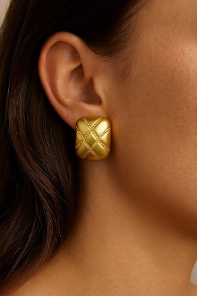 Lundholm Grote Oorknopjes Dames – Premium Stainless Steel Gold Plated – Goudkleurige Statement Grote Oorstekers Goud Kleurig Ruitvorm – Ruutu Serie – Gouden Oorbellen Groot - Waterproof & Hypoallergeen – Inclusief Luxe Geschenkverpakking