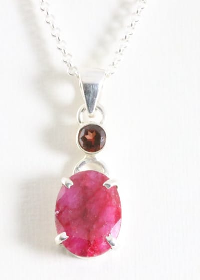 Zilveren hanger met robijn en granaat aan ketting