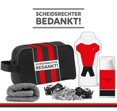 Geschenkset "Scheidsrechter bedankt!" - 450 gram - Triomf Cosmetica | Toilettas Cadeau Showergel Sport Voetbal Cadeautje Scheidsrechters Douchegel Gift Set Bedankje Week van de Scheids Scheidsbedankt Toernooi Rode Gele kaart Giftset Shirt Rood