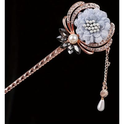 Épingle à cheveux classique avec pompons rétro et strass, un accessoire facile pour les mariées portant du Hanfu