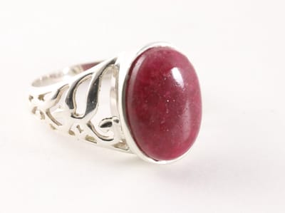 Opengewerkte zilveren ring met robijn cabochon - maat 19